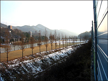 꽃동네 앞 1km 방음벽, 꽃동네 측은 소음이 심해 관련기관에 건의해 세웠다고  말하고 있으나 도로와 건물간 거리가 수백여미터나 떨어져 있다. 